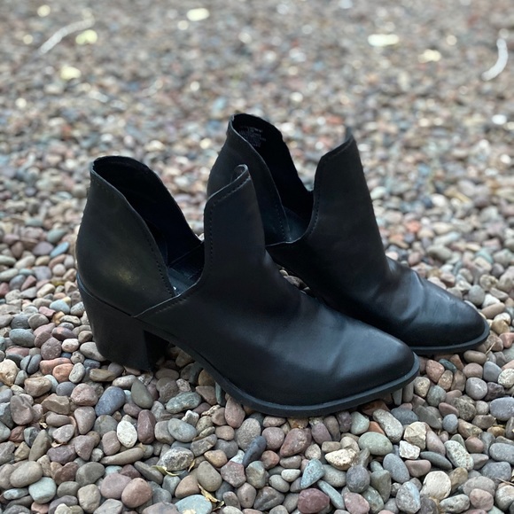 Steve Madden | Gorgeous Leve Block Heel Boots - Picture 4 of 12